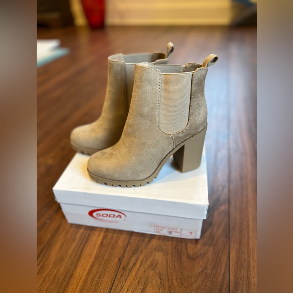 New - Soda Glove Ankle Boot Wheat (7 1/2)